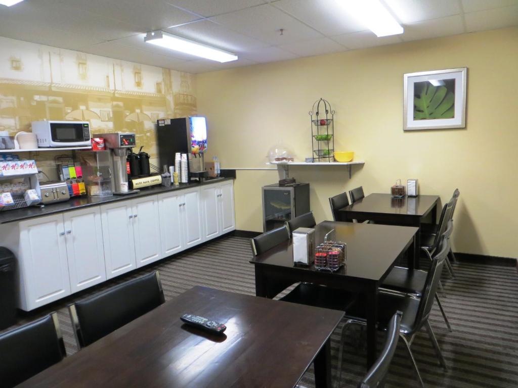 Super 8 by Wyndham Saskatoon Near Downtown - Resim 42