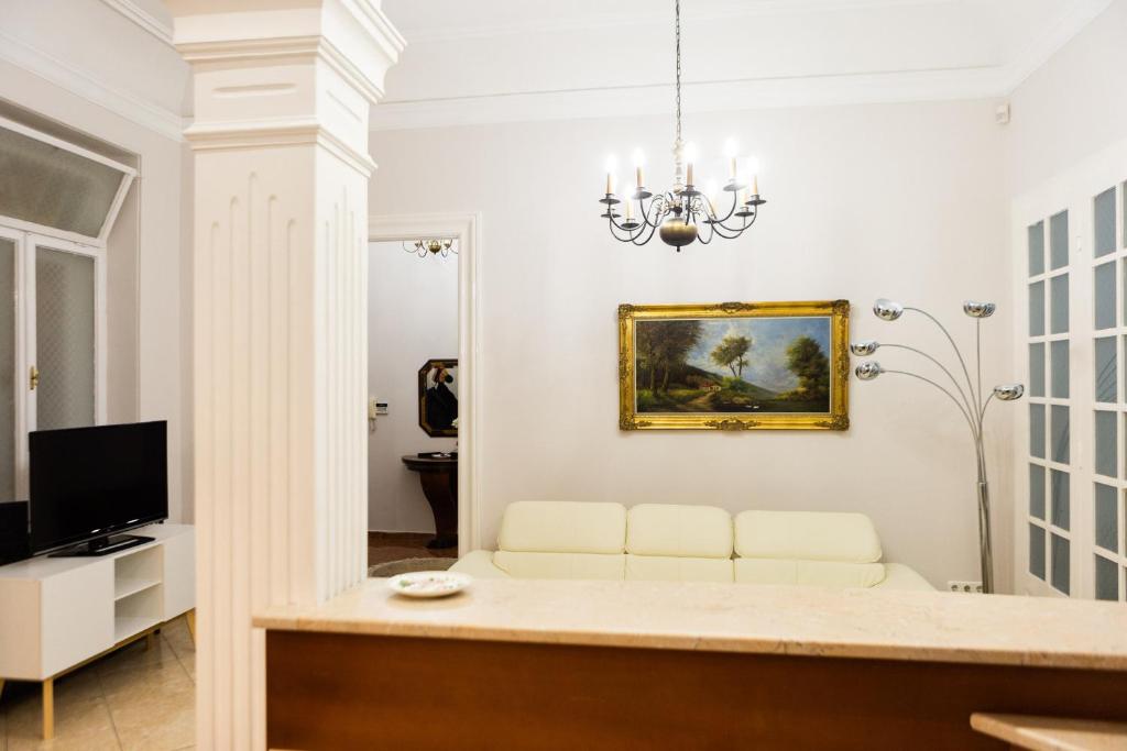 Televízia a/alebo spoločenská miestnosť v ubytovaní Luxury Downtown 3 Bedroom Apartment by Synagoge with Beautiful View