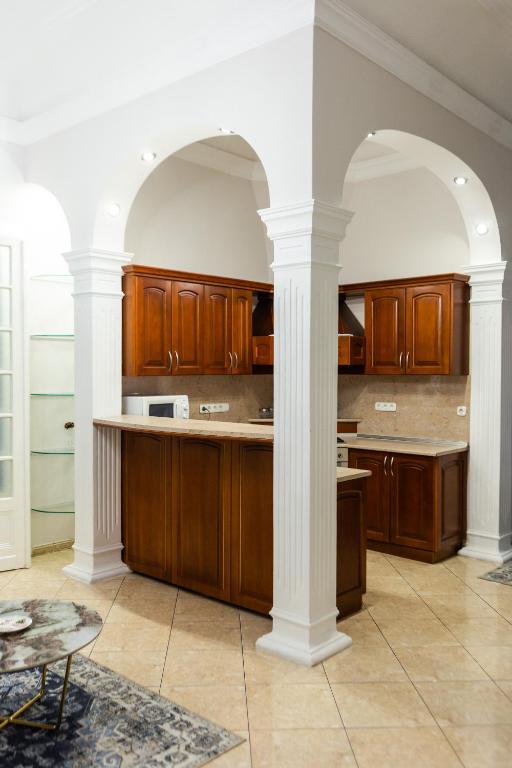 Kuchyňa alebo kuchynka v ubytovaní Luxury Downtown 3 Bedroom Apartment by Synagoge with Beautiful View