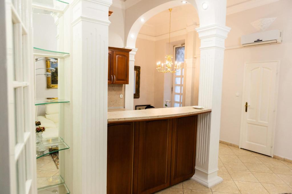 a kitchen with a counter and an archway at Luxury Downtown 3 Bedroom Apartment by Synagoge with Beautiful View in Budapest