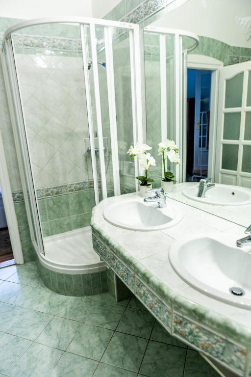 Kúpeľňa v ubytovaní Luxury Downtown 3 Bedroom Apartment by Synagoge with Beautiful View