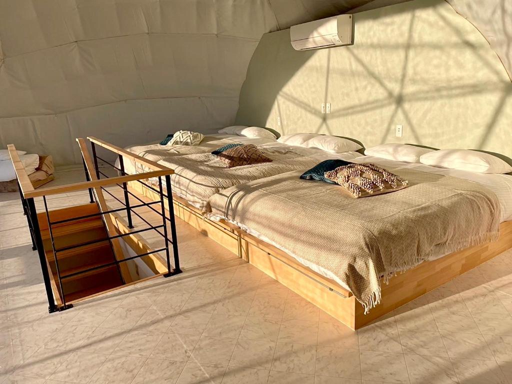 Postel nebo postele na pokoji v ubytování Glamping Dome YOSHIMURA