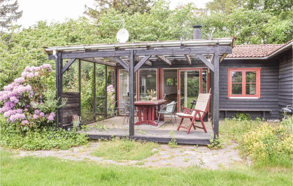 una casa con pérgola, mesa y sillas en Nice Home In Skibby With Kitchen, en Skibby