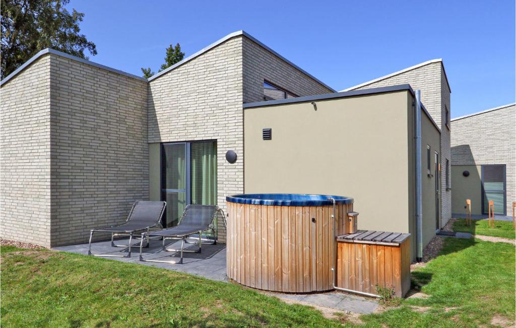 a house with a barrel in the yard at Beautiful Home In Lembruchdümmer See in Lembruch