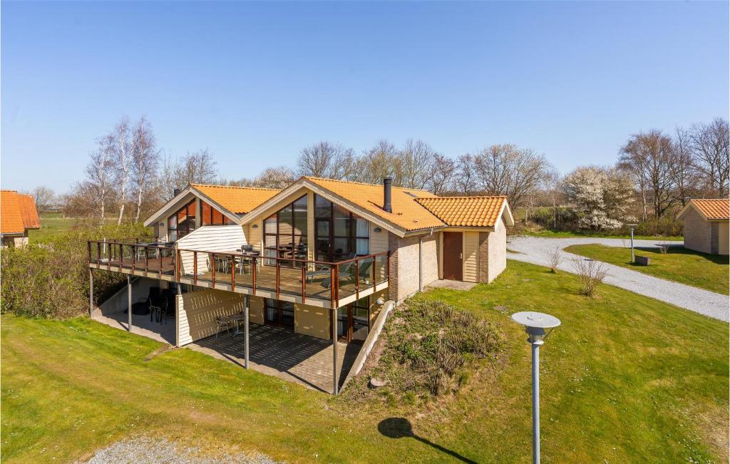 EgernsundにあるBeautiful Home In Egernsund With 3 Bedrooms, Sauna And Wifiのデッキ付きの家屋の頭上の景色