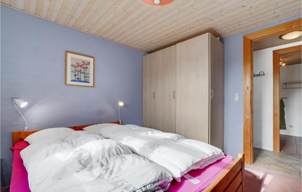 Postel nebo postele na pokoji v ubytování Holiday Home Strandlyst Vinderup Iv