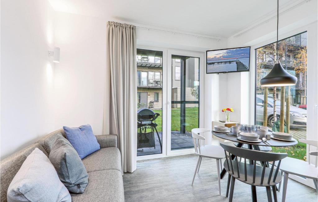 ein Wohnzimmer mit Sofa und Tisch in der Unterkunft Cozy Apartment In Lembruchdümmer See in Lembruch