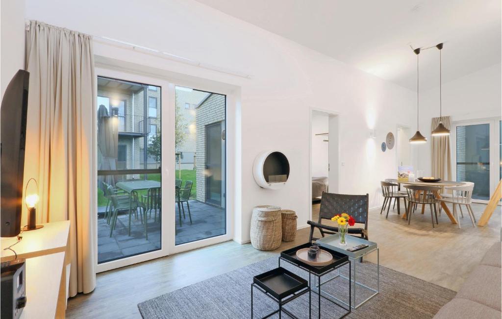 a living room with a table and a dining room at Cozy Home In Lembruchdümmer See in Lembruch