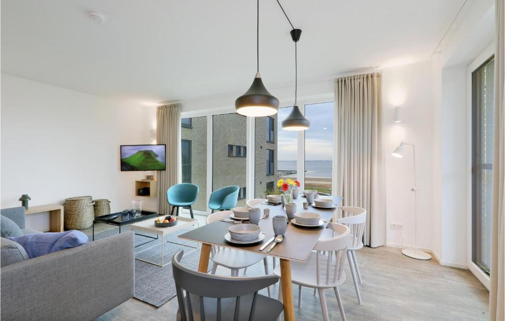 ein Esszimmer und ein Wohnzimmer mit einem Tisch und Stühlen in der Unterkunft Nice Apartment In Lembruch-dmmer See With Kitchen in Lembruch