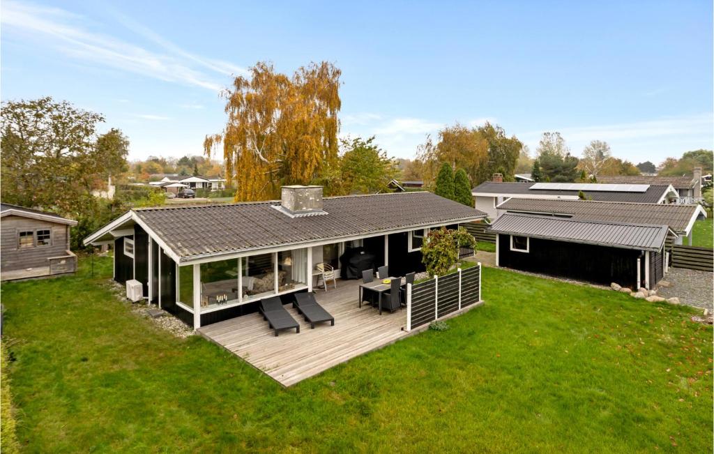 een luchtzicht op een huis met een terras bij Beautiful Home In Karrebksminde With Kitchen in Karrebæksminde