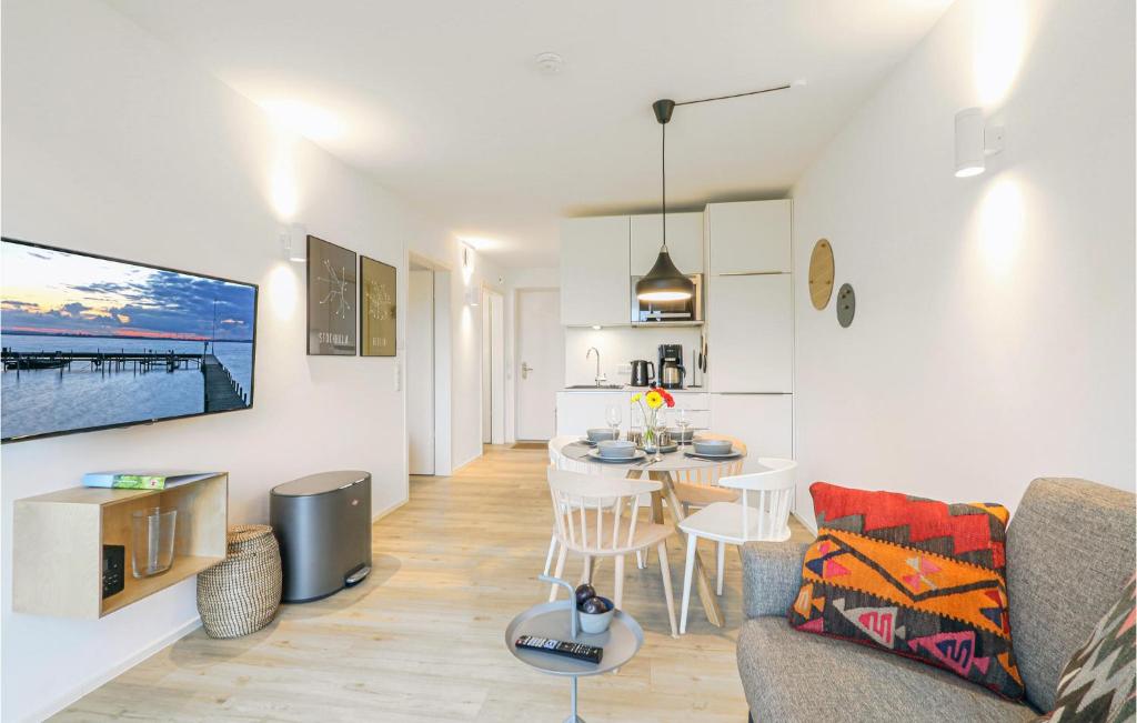 レンブルッフにあるBeach Front Apartmentのソファとテーブルのあるリビングルーム