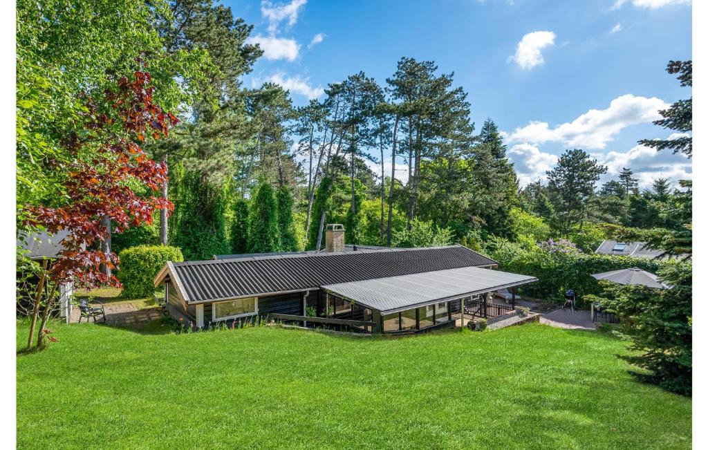 een luchtzicht op een huis met een grote tuin bij Beautiful Home In Jgerspris With Kitchen in Jægerspris