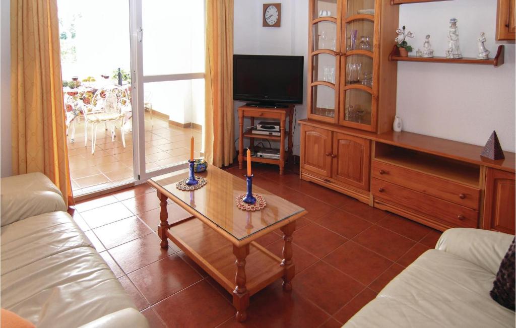 Televízia a/alebo spoločenská miestnosť v ubytovaní Lovely Apartment In Nerja With Wifi