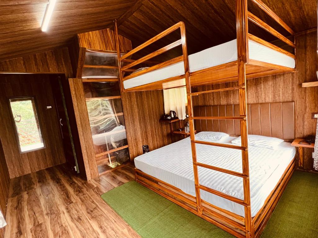 ナイニタールにあるThe Cocoon Camps & nature Resortsの二段ベッド1組(はしご付)が備わる客室です。