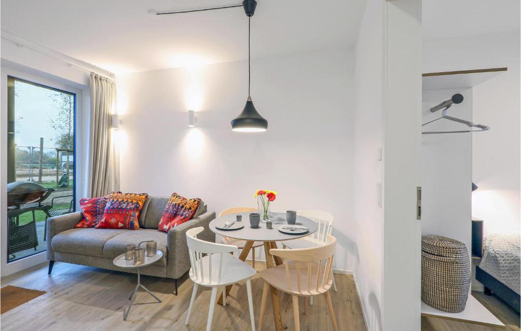 倫布魯的住宿－Beautiful Apartment In Lembruch-dmmer See With Kitchenette，客厅配有沙发和桌子