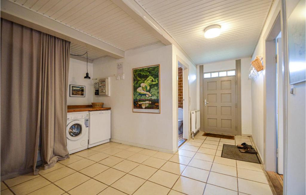 Kuchyň nebo kuchyňský kout v ubytování 3 Bedroom Awesome Home In Højer