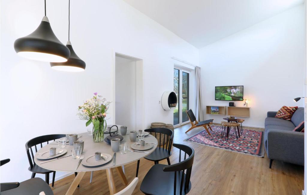 uma sala de jantar e sala de estar com mesa e cadeiras em Awesome Home In Lembruch-dmmer See With Wifi em Lembruch