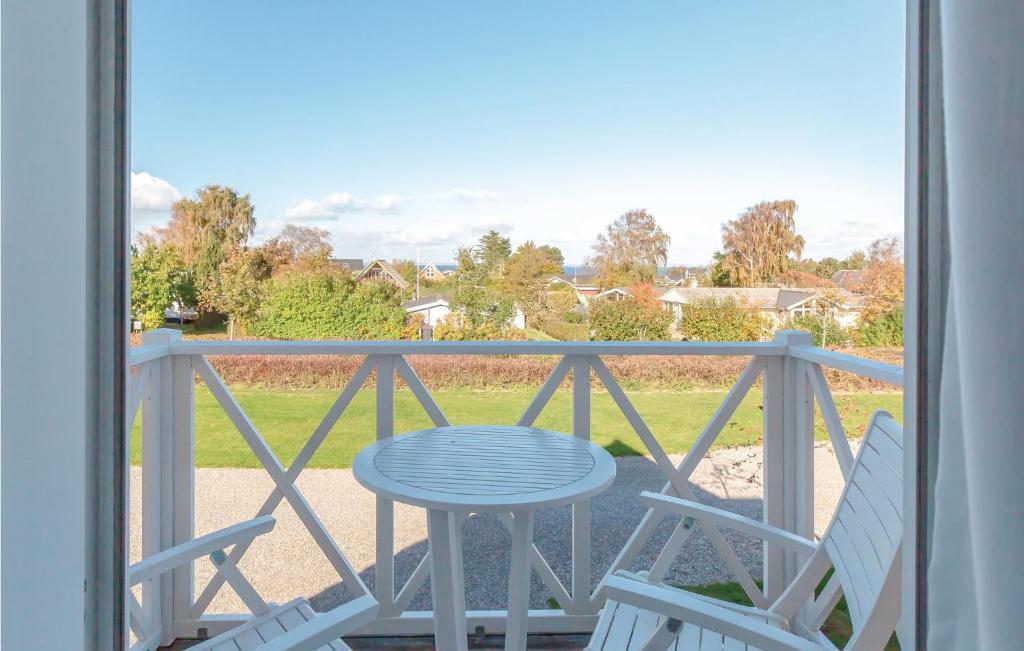 una mesa y sillas en un balcón con vistas en 3 Bedroom Lovely Home In Brenderup Fyn, en Bro