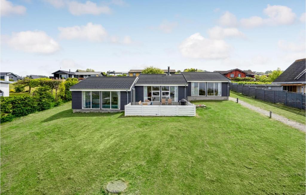 Skødshoved StrandにあるBeautiful Home In Knebel With 3 Bedrooms, Sauna And Wifiの前方の芝生の家