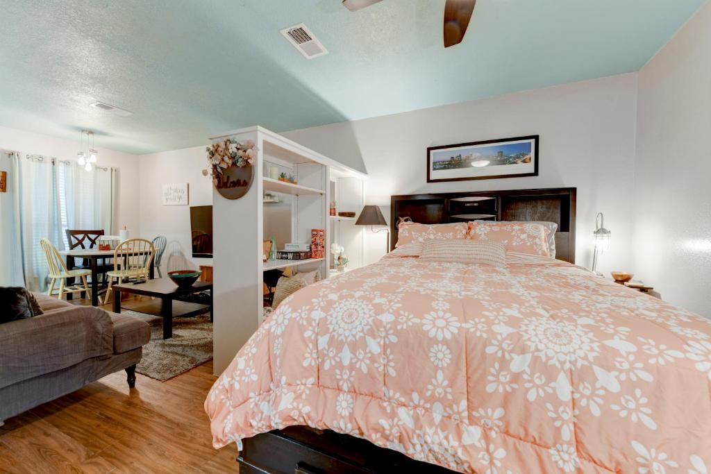 オースティンにあるPerfect Condo Stay Near Downtown Austin and UTのベッドルーム1室(ベッド1台付)、リビングルームが備わります。