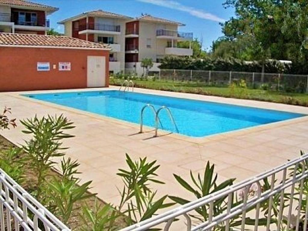 - une piscine dans l'arrière-cour d'une maison dans l'établissement Appartement Marseillan-Plage, 2 pièces, 4 personnes - FR-1-387-74, à Marseillan