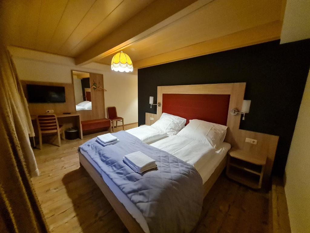 een slaapkamer met een groot bed in een kamer bij Gasthaus Frörup in Oeversee