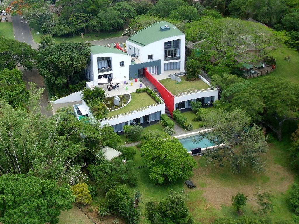 een uitzicht op een groot wit huis met een groen dak bij Serene-estate Boutique Guesthouse in St Lucia