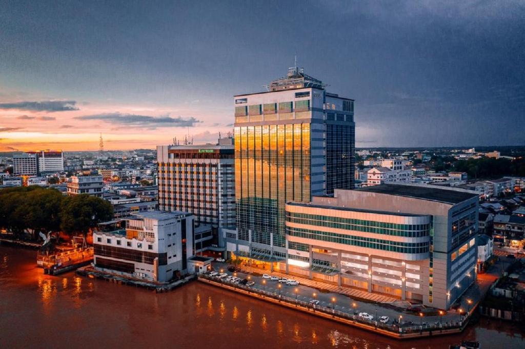 un edificio illuminato in una città di notte di Kingwood Hotel Sibu a Sibu