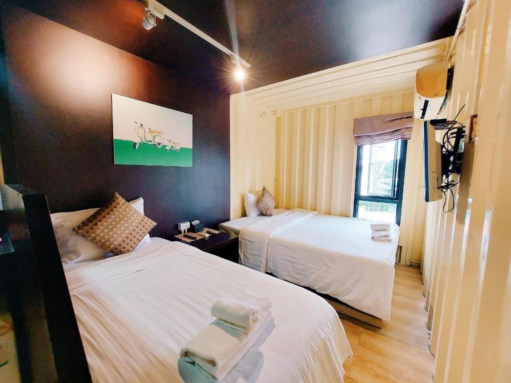 Postel nebo postele na pokoji v ubytování Retro Box Hotel Chumphon