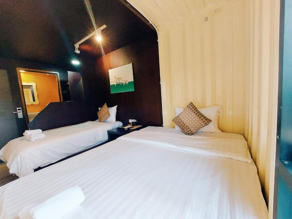 Postel nebo postele na pokoji v ubytování Retro Box Hotel Chumphon