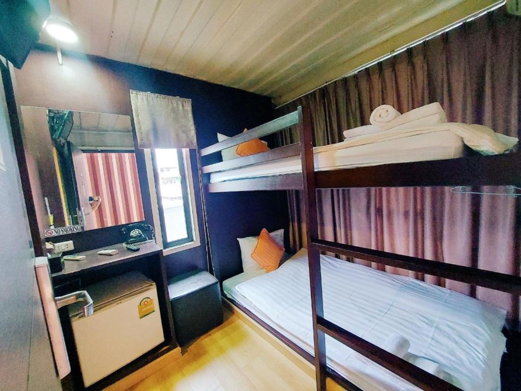 Postel nebo postele na pokoji v ubytování Retro Box Hotel Chumphon