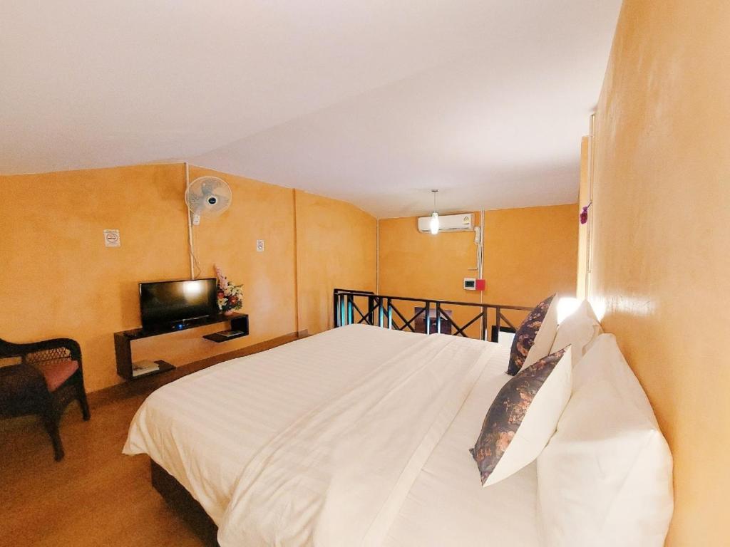 Postel nebo postele na pokoji v ubytování Retro Box Hotel Chumphon