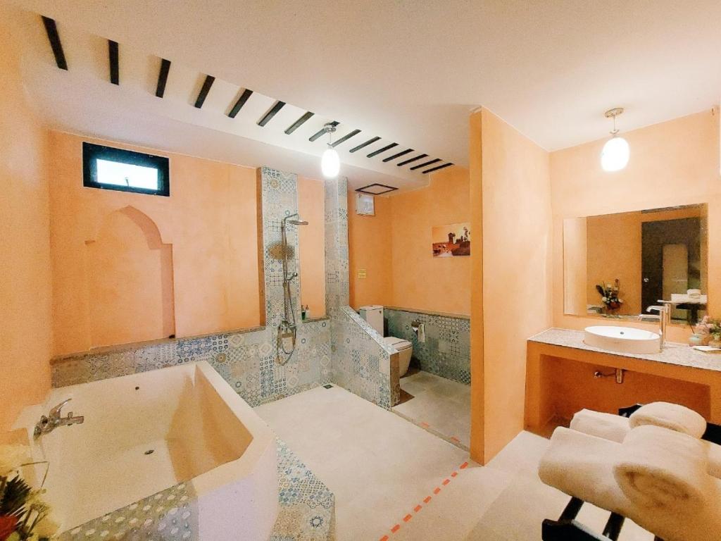 Postel nebo postele na pokoji v ubytování Retro Box Hotel Chumphon