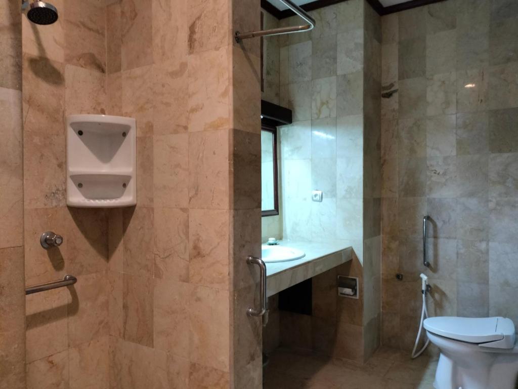 Koupelna v ubytování Grand Kumala Hotel - Hotel Kumala Legian Kuta Bali