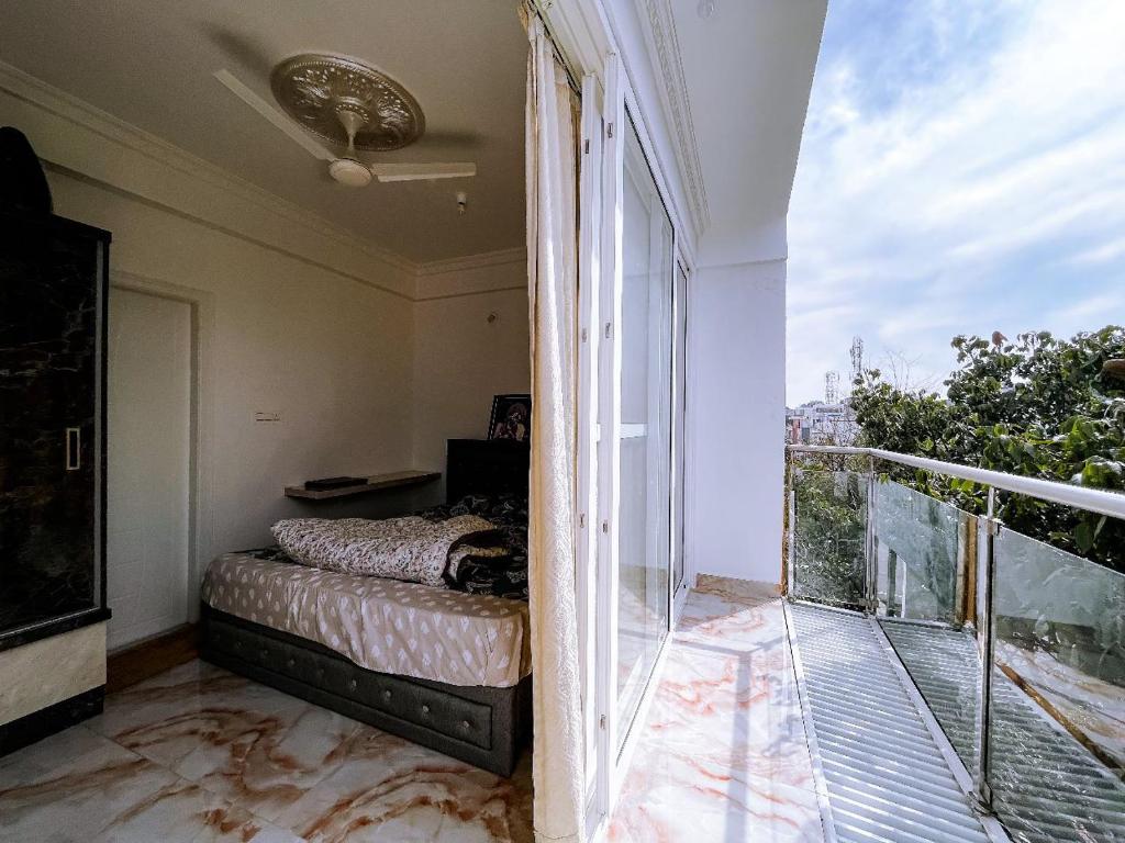 班加羅爾的住宿－RVR Abode -Private Rooms，一间卧室设有一张床和一个美景阳台