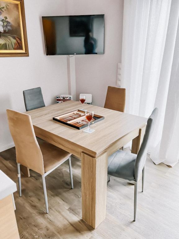 TV a/nebo společenská místnost v ubytování Galini Studios Paralia Platanou