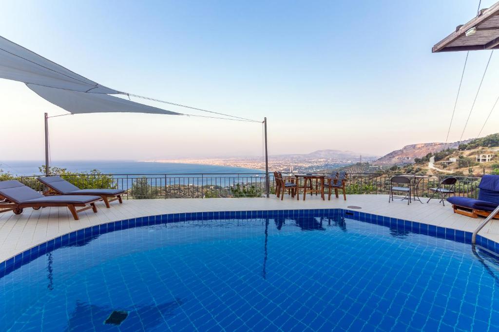 een zwembad met uitzicht op de oceaan bij Villa Evakri in Palaiokastro
