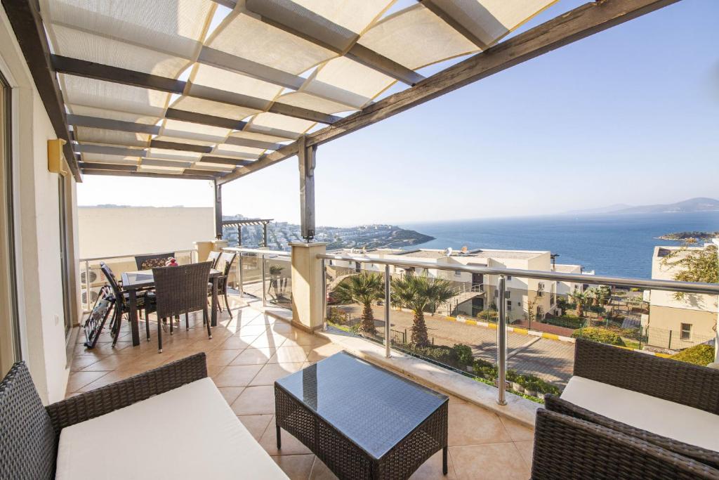 Sleek Flat with Private Beach and View in Milas - Housity
