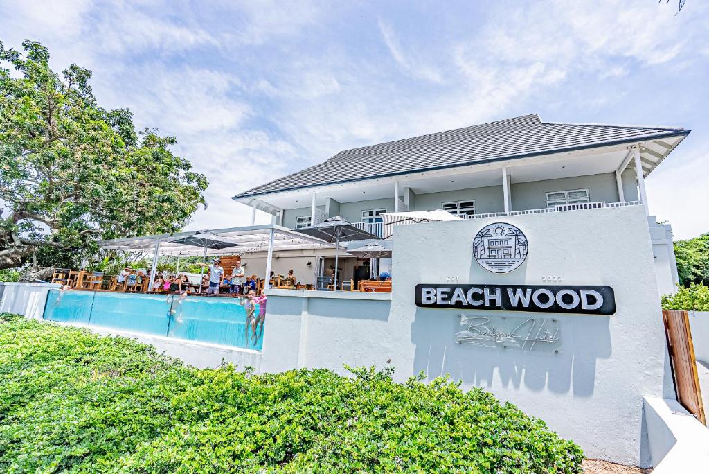 un restaurant en bord de mer avec un panneau en face d'un bâtiment dans l'établissement Beach Wood Boutique Hotel & Resort, à Ballito