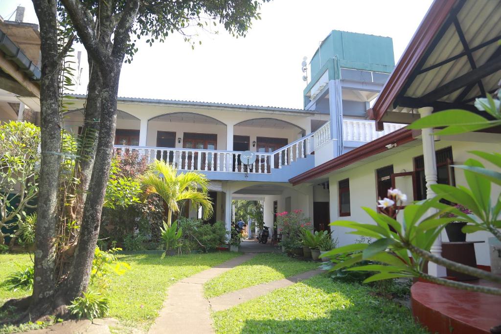 uma casa com uma varanda em cima em Sunil Lanka Hotel em Aluthgama