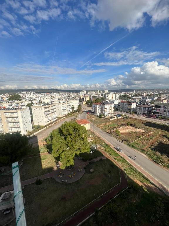 una vista aérea de una ciudad con edificios y árboles en Antalya Kepez en Yukarıkaraman