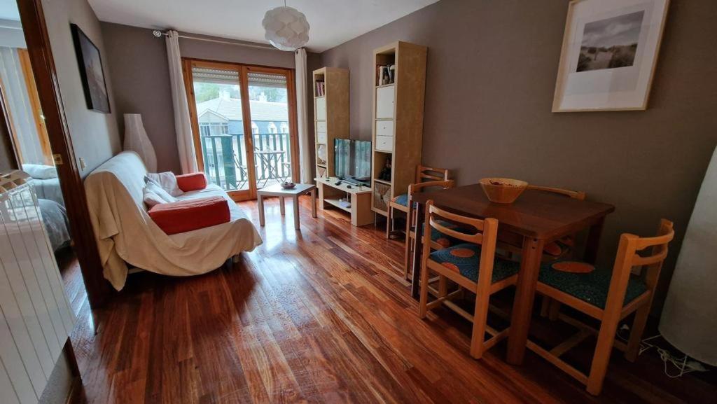 sala de estar con mesa y comedor en Apartamento Tramuntana, en Canfranc-Estación