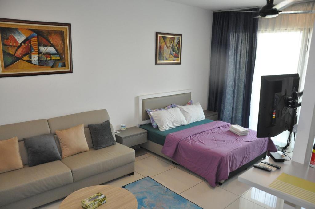 バンギにあるBayu Bangiのベッドとソファのあるリビングルーム