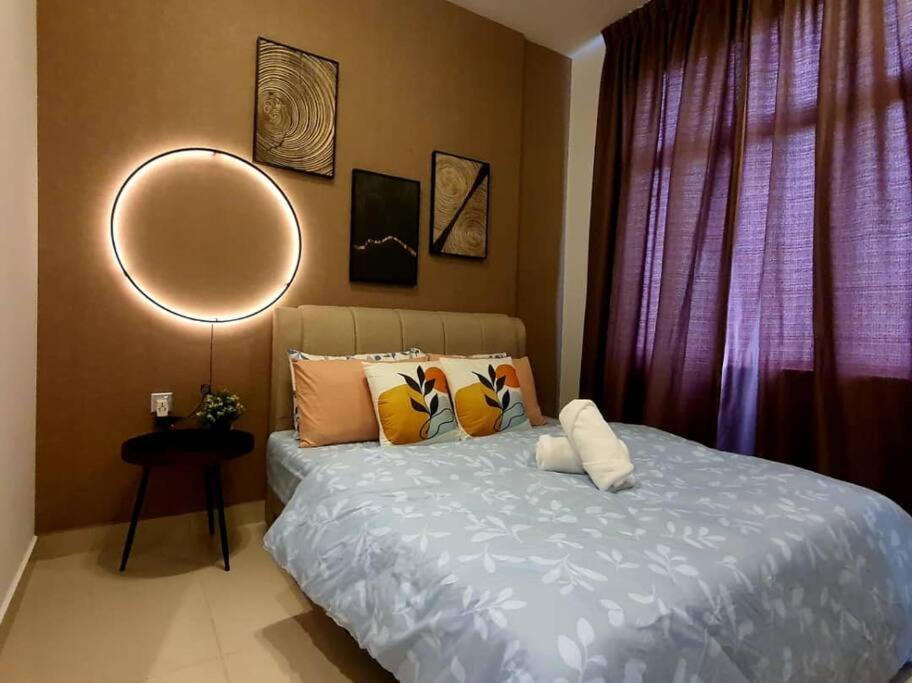 Un dormitorio con una cama con almohadas y un espejo. en Cozy Spacious Home 2 BR SKS Habitat Larkin JB, en Johor Bahru