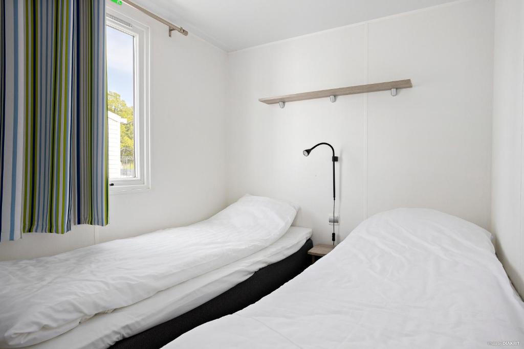 Postel nebo postele na pokoji v ubytování First Camp Ekerum - Öland
