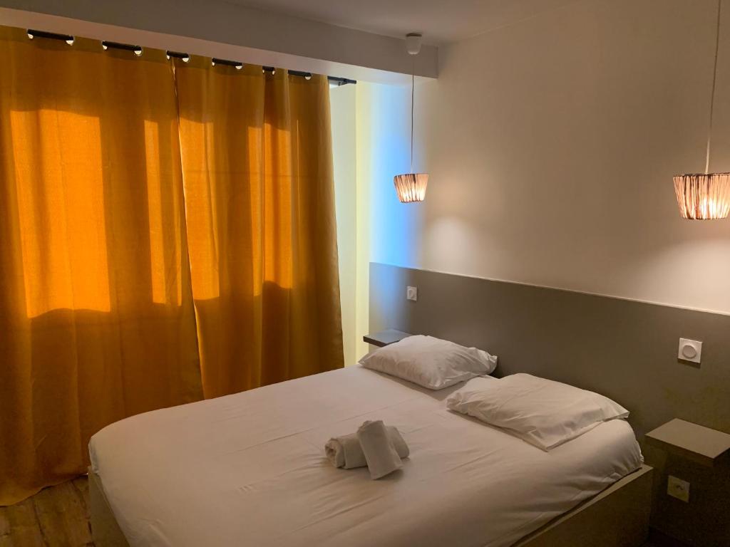 モンペリエにあるHôtel Saint Roch Montpellier Centreのベッドルーム1室(ベッド1台、タオル2枚付)