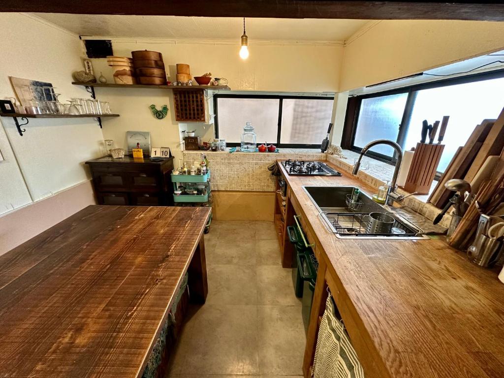 Kuchyň nebo kuchyňský kout v ubytování 犬と泊まれる平屋Dog friendly house 黄昏