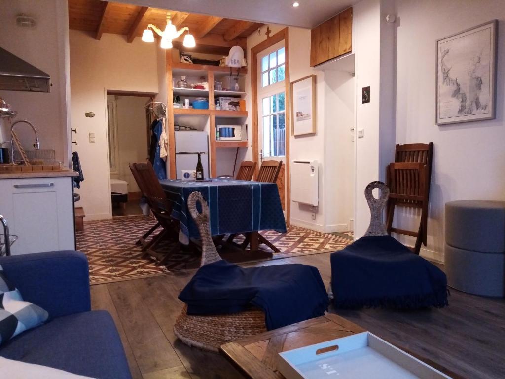 - un salon avec une table et des chaises dans l'établissement Saint Jacut de la mer, maison avec jardin., à Saint-Jacut-de-la-Mer