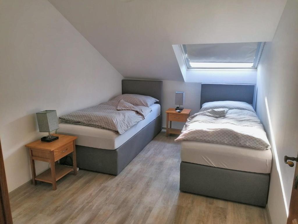 two beds in a small room with a window at Appartement "Toni" 