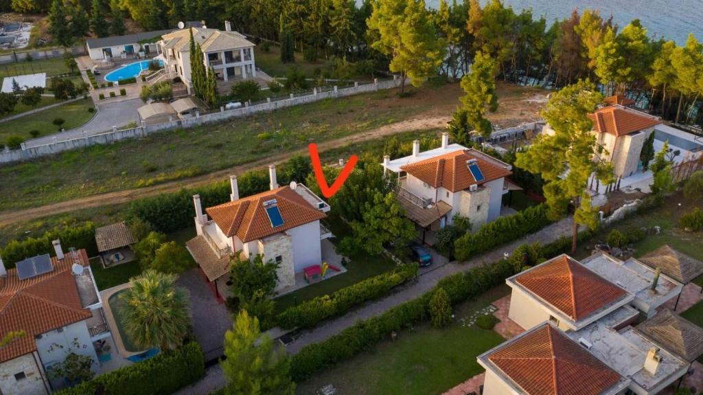 widok z góry na dom z czerwoną strzałą w obiekcie VILLA-DANOS w Áfitos